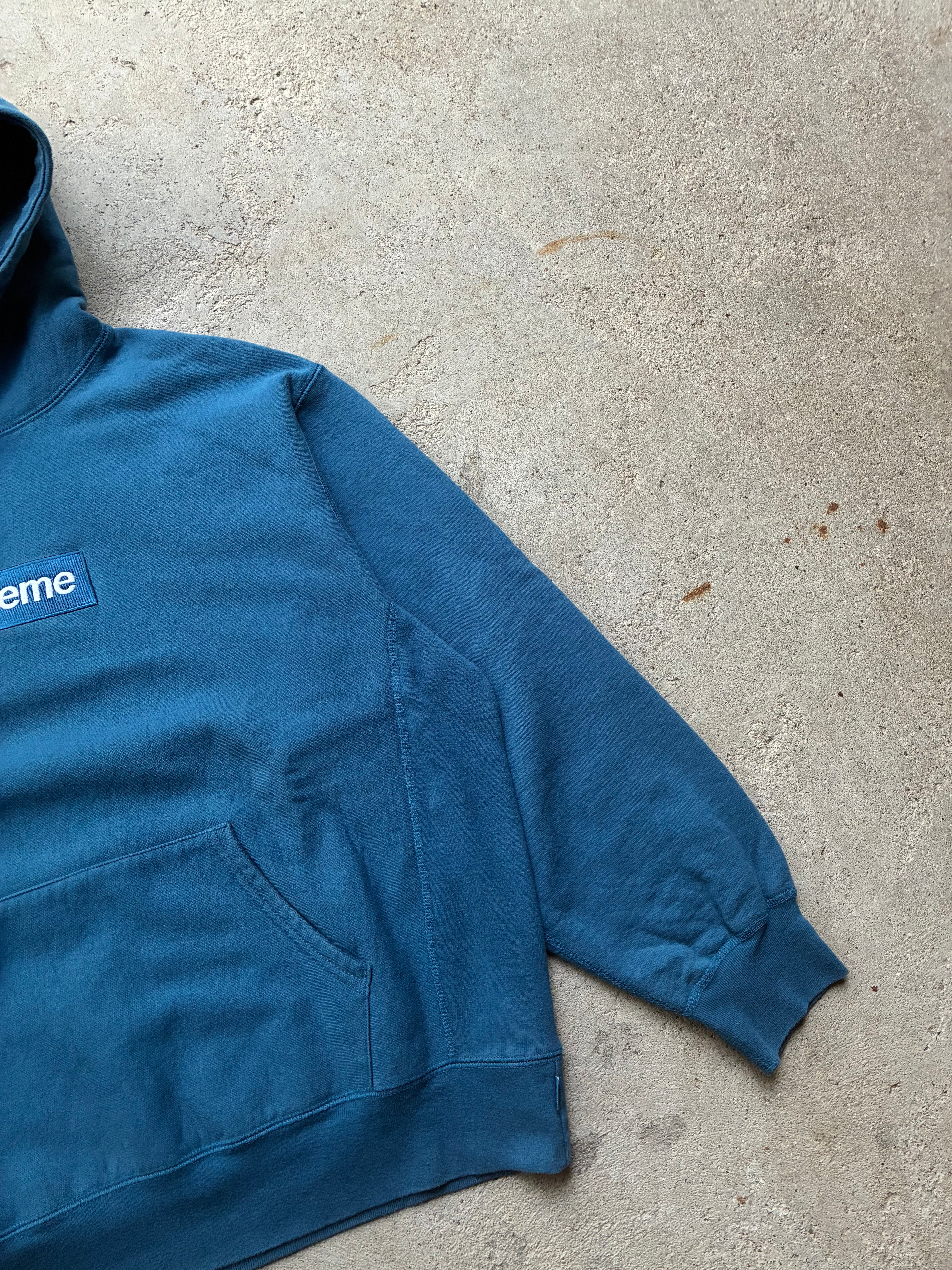Supreme box logo “FW23 LYSEBLÅ” hoodie (M)