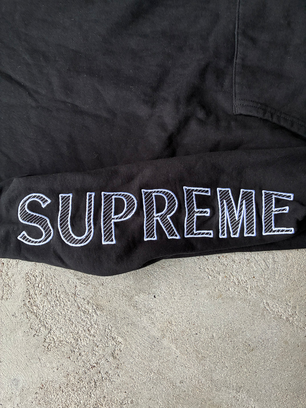 Supreme “EMBORIDED LOGO” Hoodie (M)