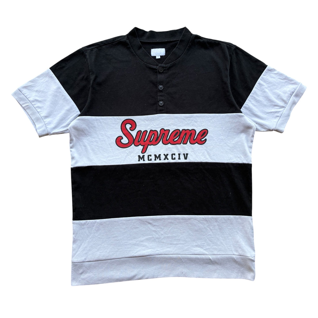 Sort og hvid “SUPREME” polo (M)