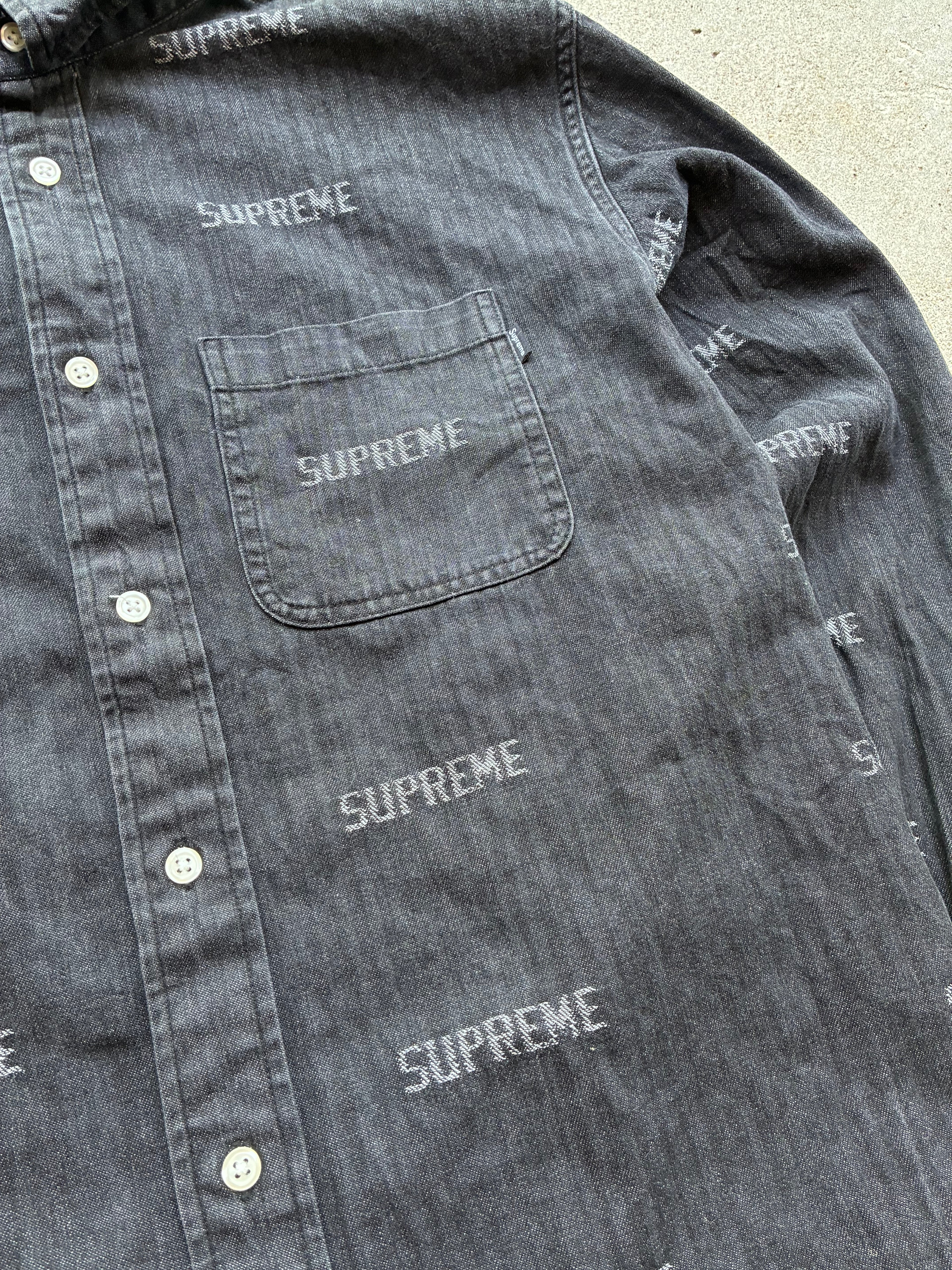 Supreme “LOGO DENIM” Skjorte (L)