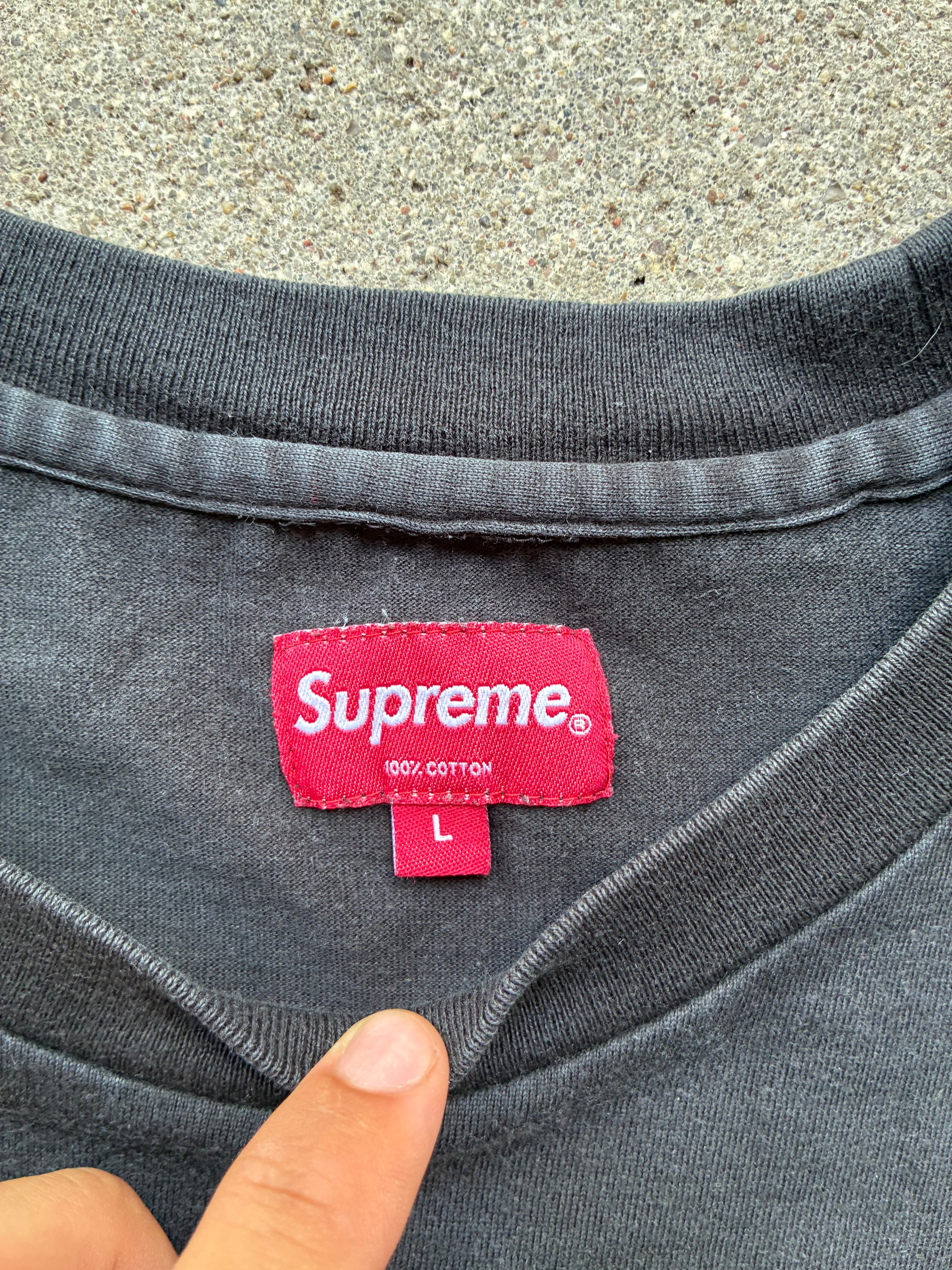 Sort “SUPREME” tee (L)