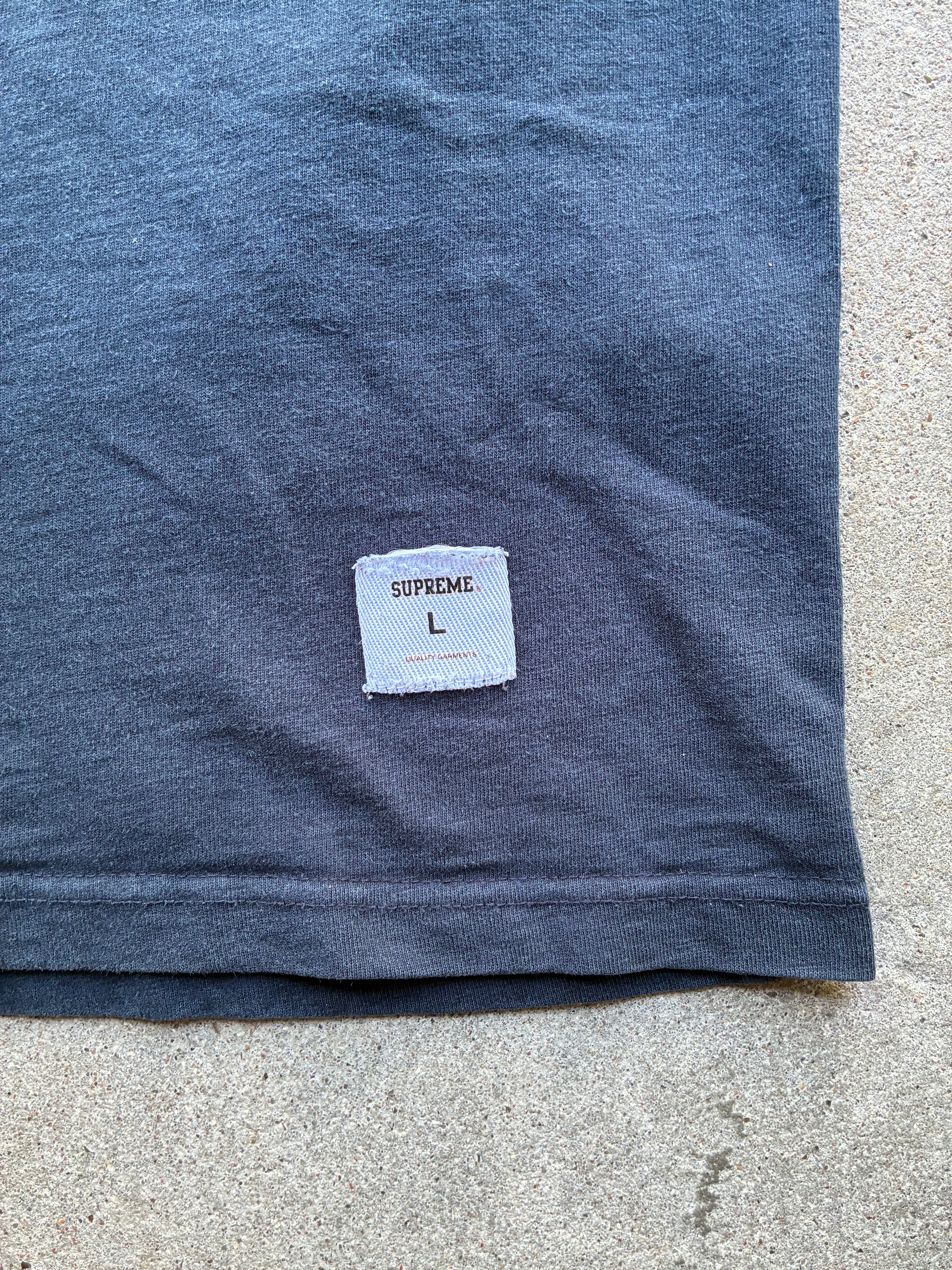 Supreme “VERTICAL SPELL OUT LOGO” Tee (L)