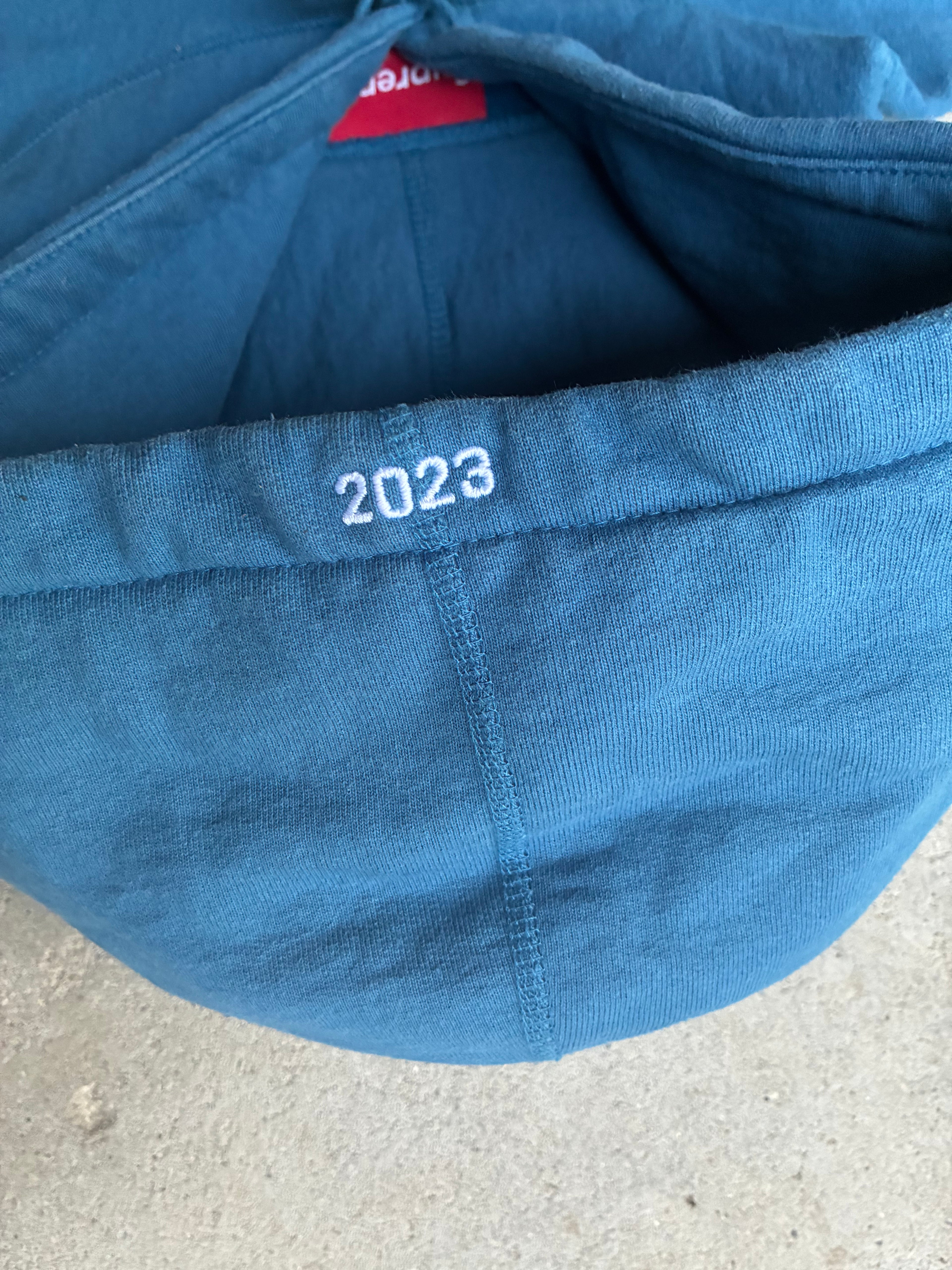 Supreme box logo “FW23 LYSEBLÅ” hoodie (M)