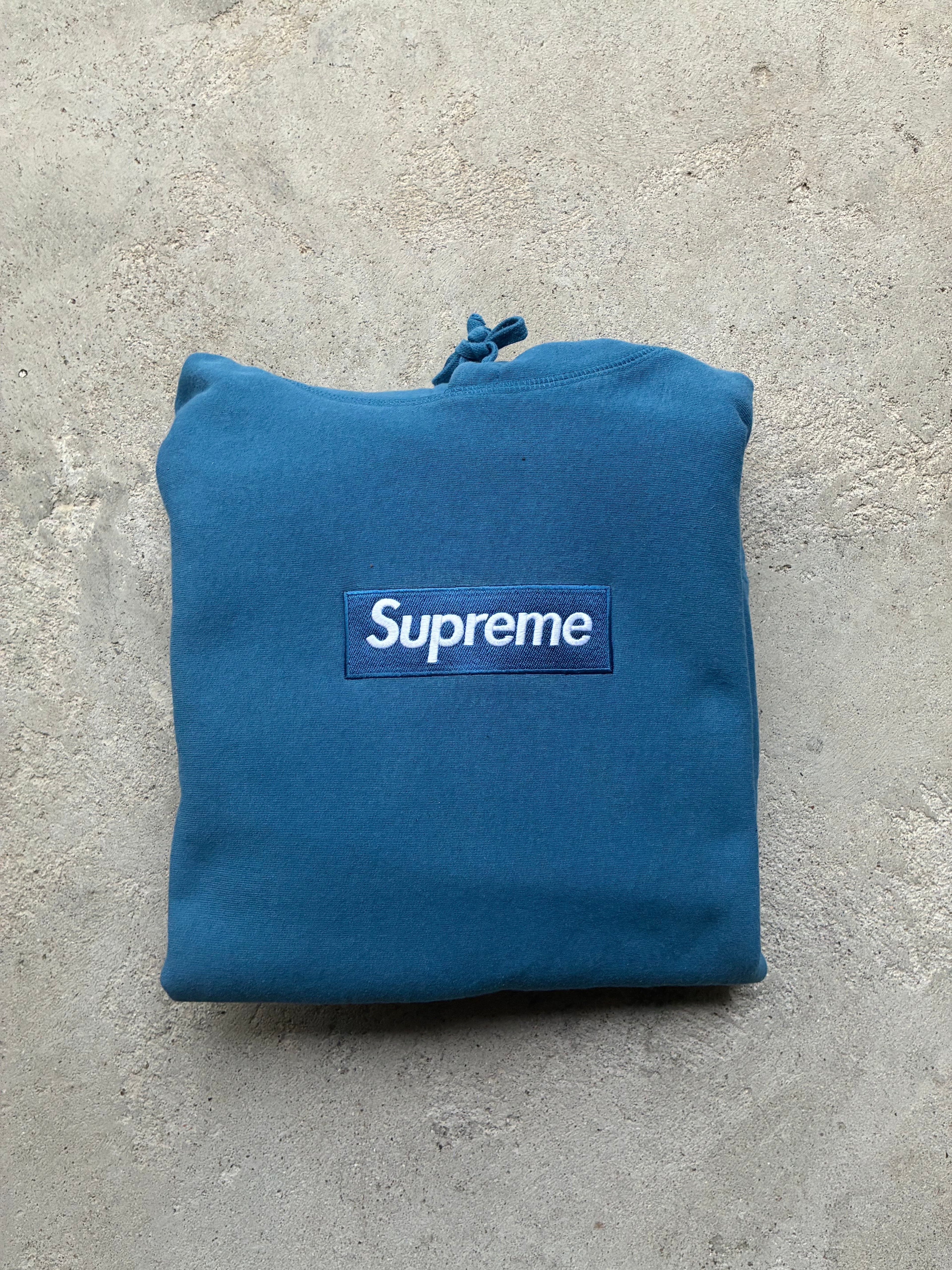 Supreme box logo “FW23 LYSEBLÅ” hoodie (M)