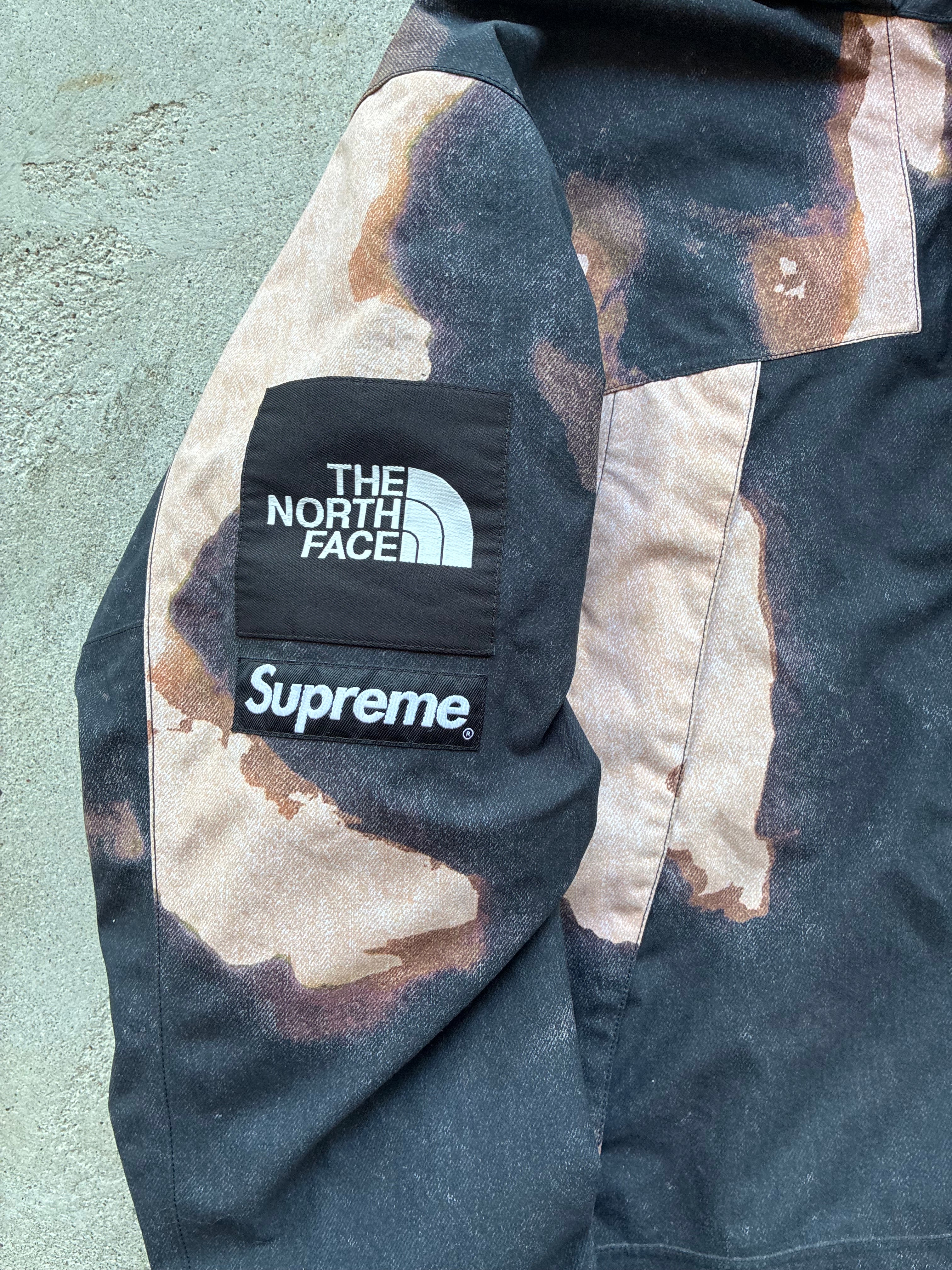 Supreme x The North Face “BLEACHED DENIM PRINT 2021” Jakke (S