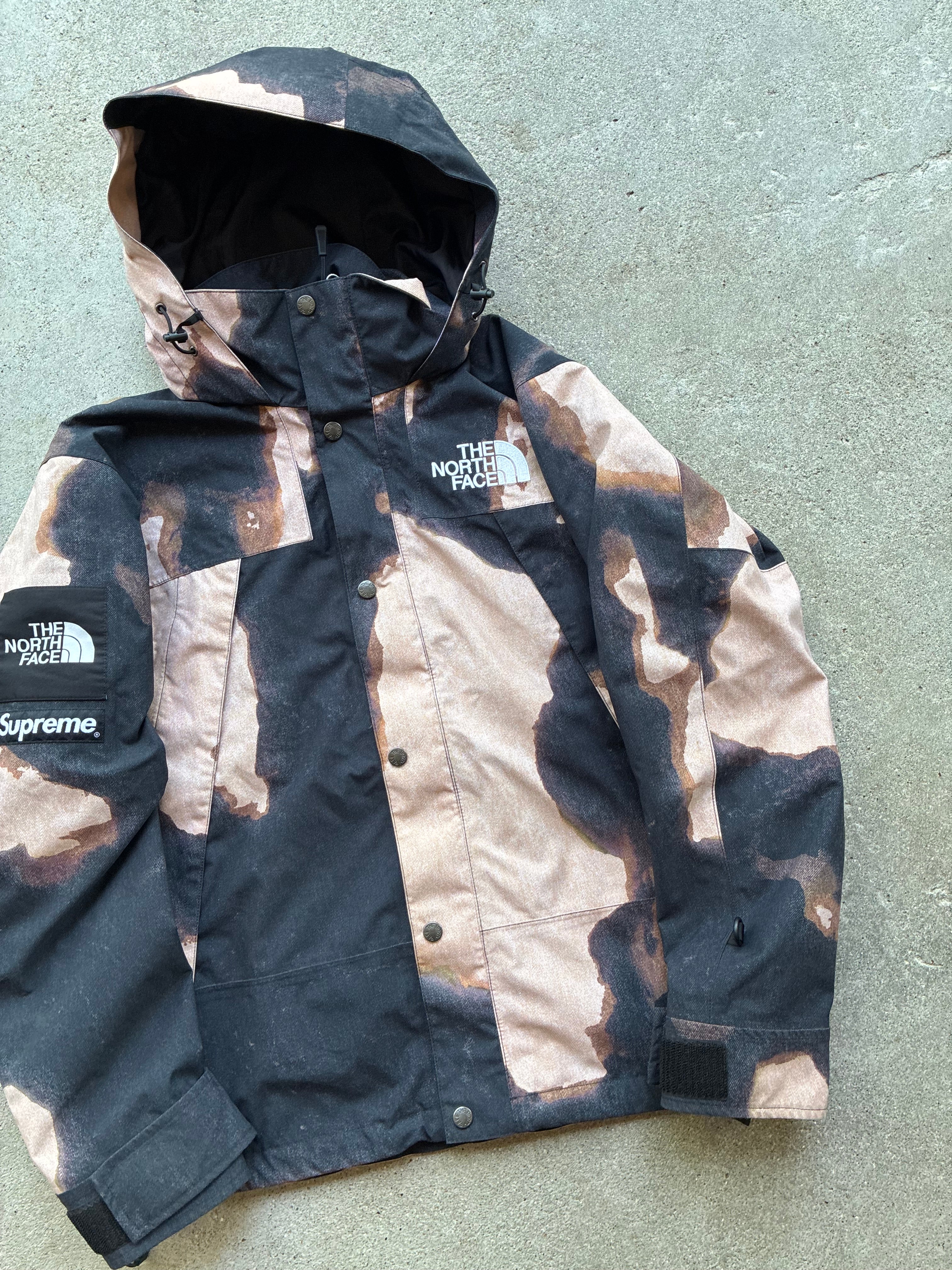 Supreme x The North Face “BLEACHED DENIM PRINT 2021” Jakke (S