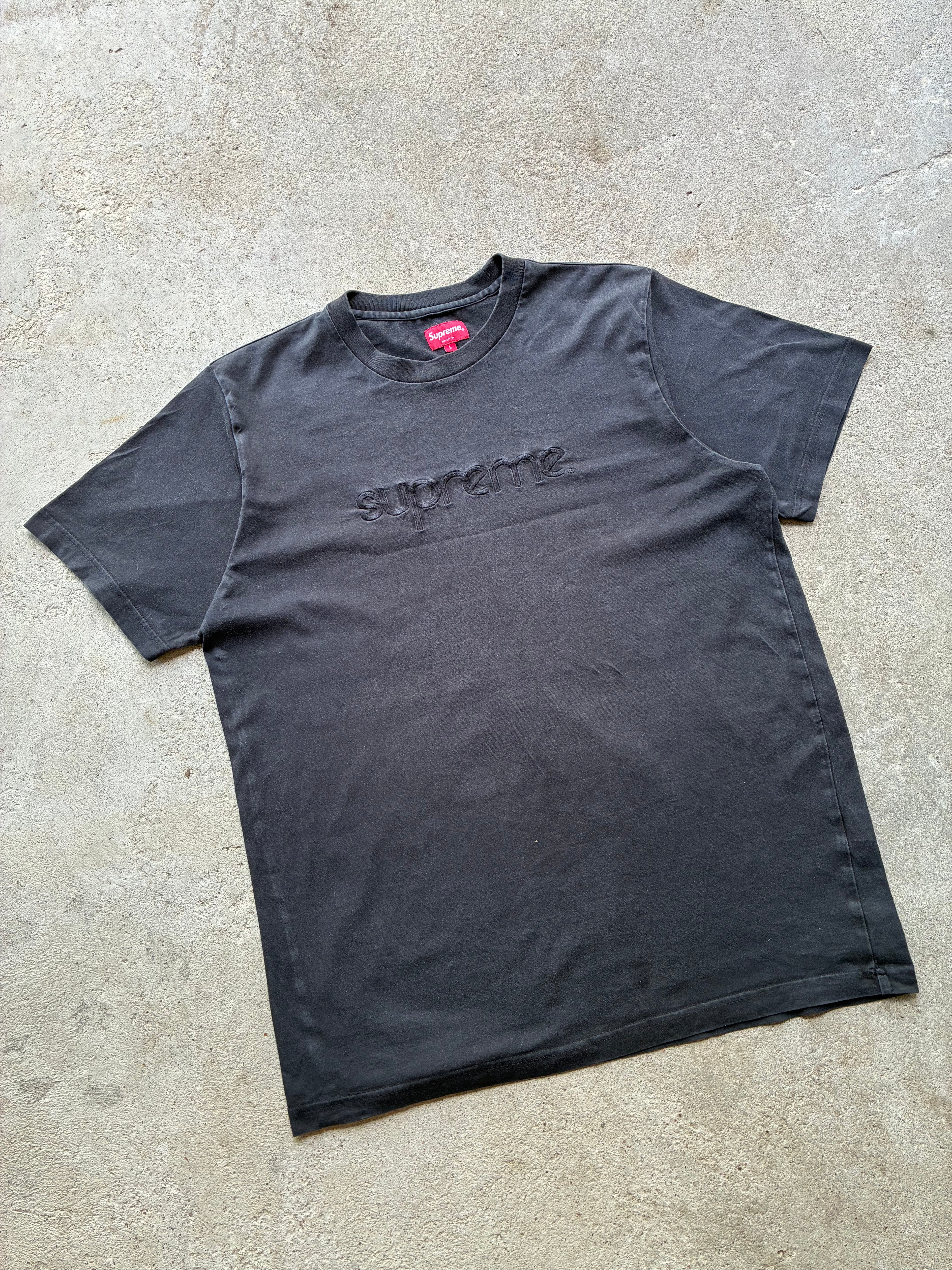 Sort “SUPREME” tee (L)