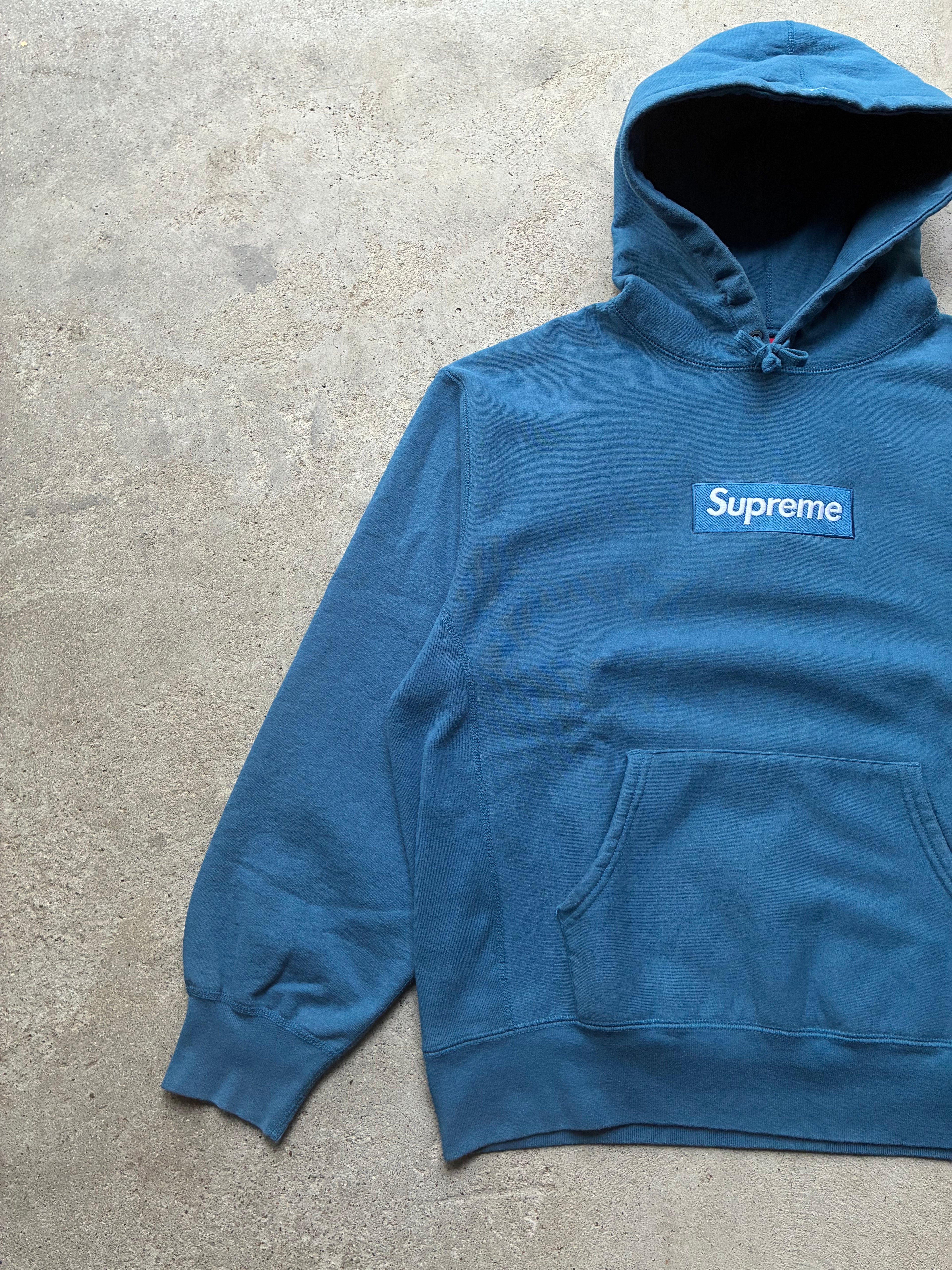 Supreme box logo “FW23 LYSEBLÅ” hoodie (M)