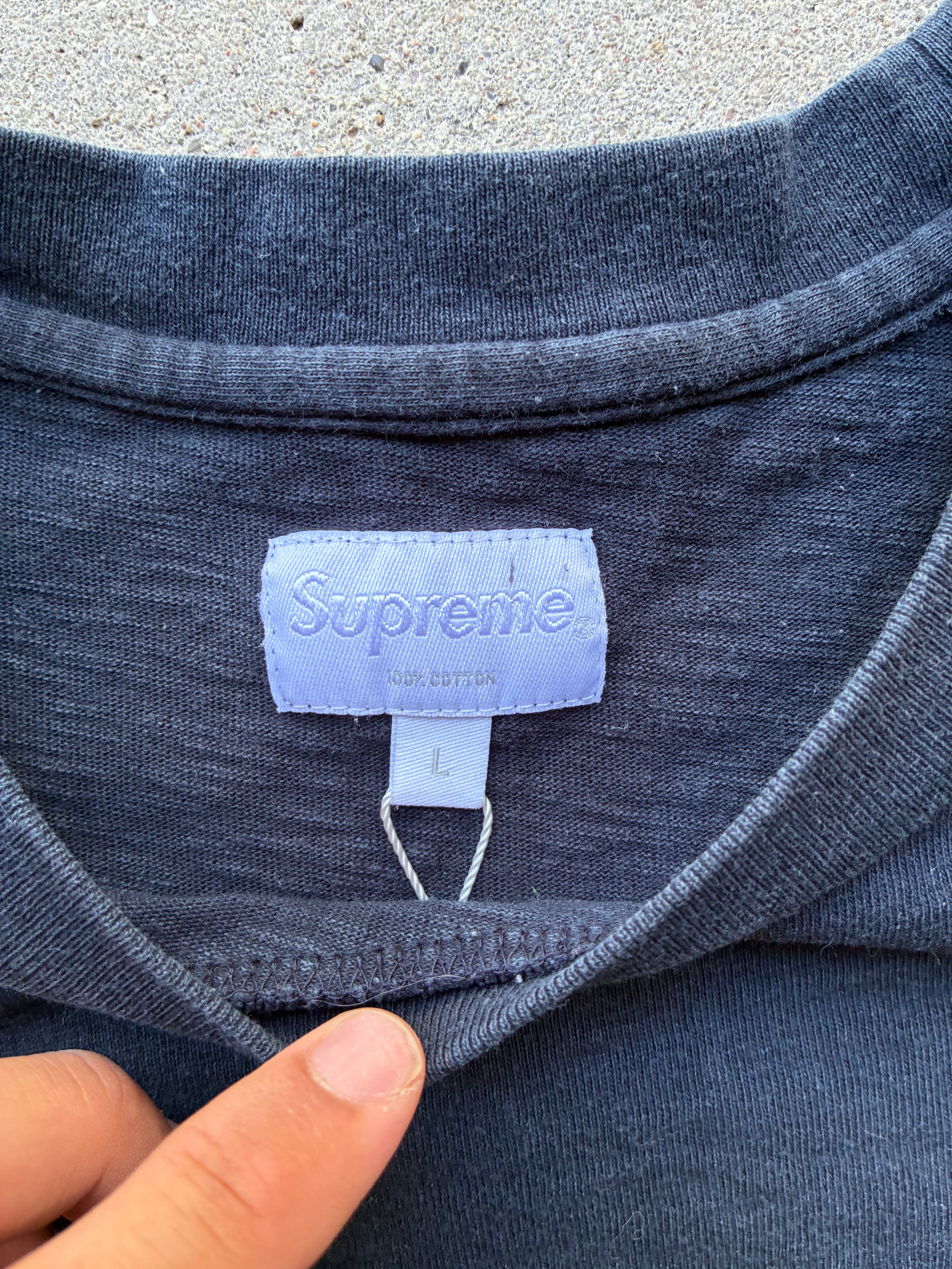 Supreme “VERTICAL SPELL OUT LOGO” Tee (L)