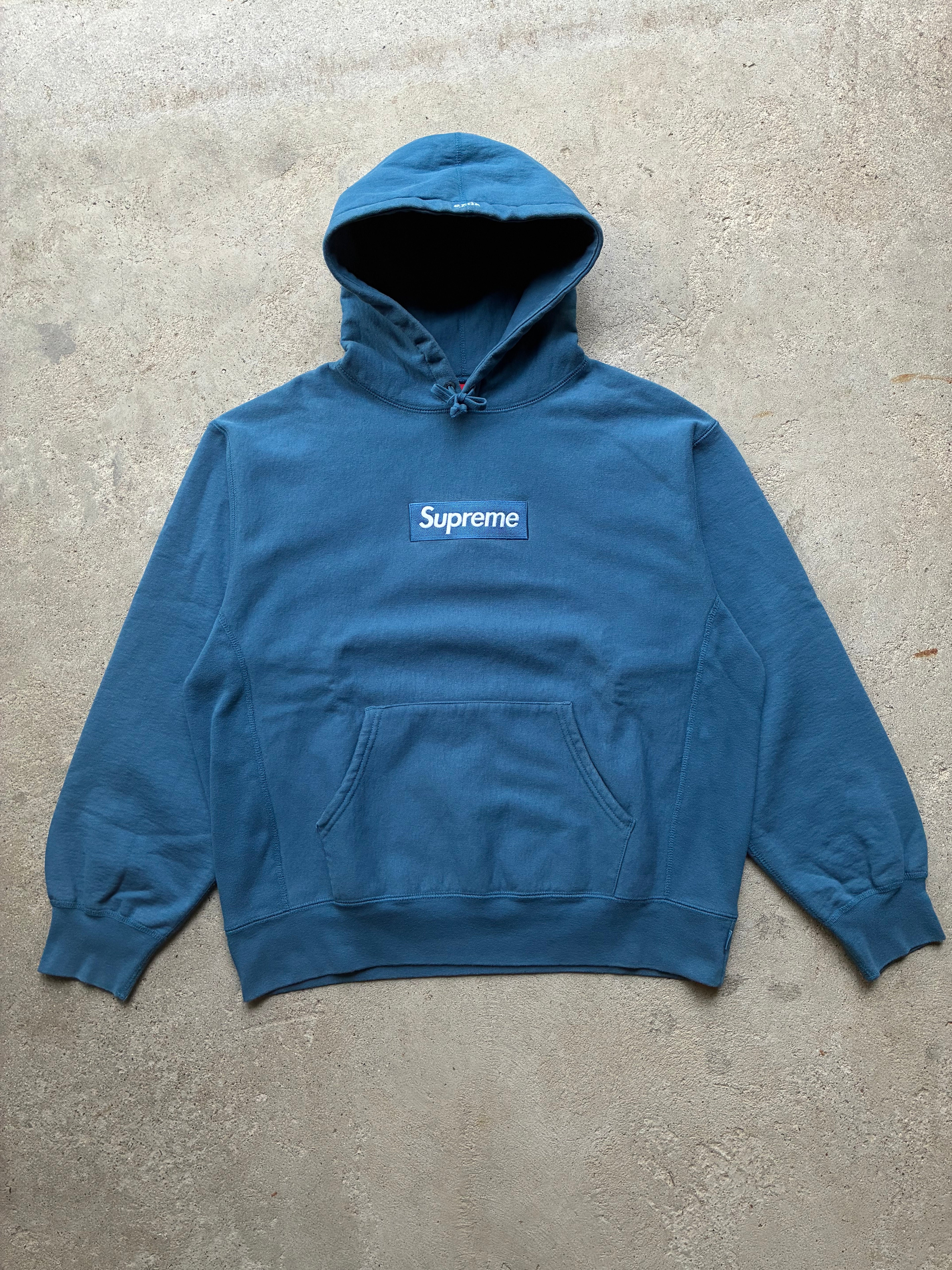 Supreme box logo “FW23 LYSEBLÅ” hoodie (M)