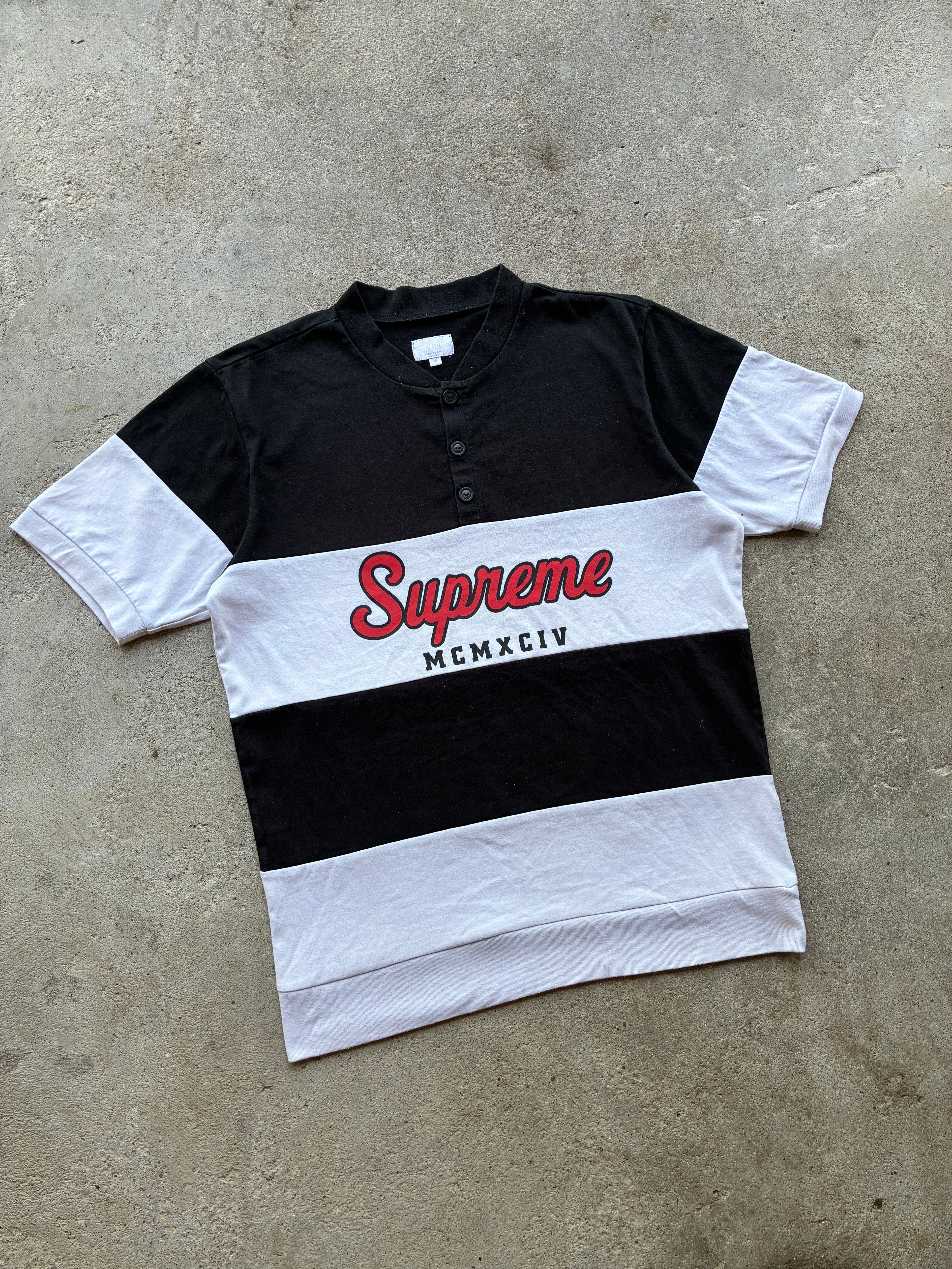 Sort og hvid “SUPREME” polo (M)