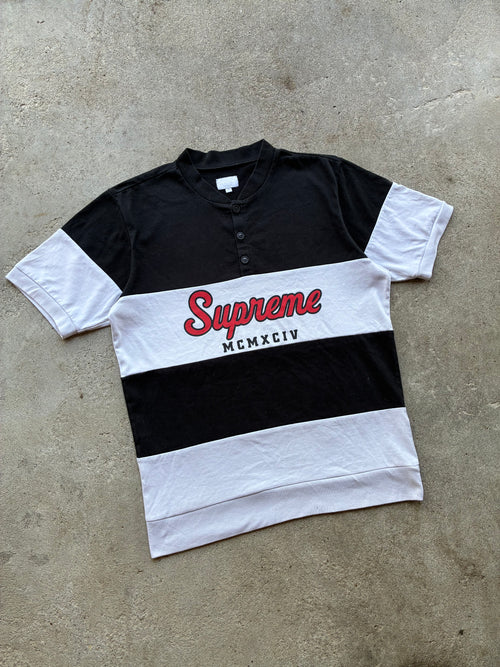 Sort og hvid “SUPREME” polo (M)
