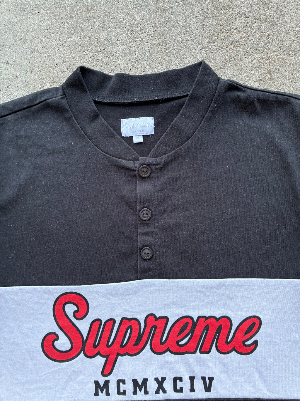 Sort og hvid “SUPREME” polo (M)
