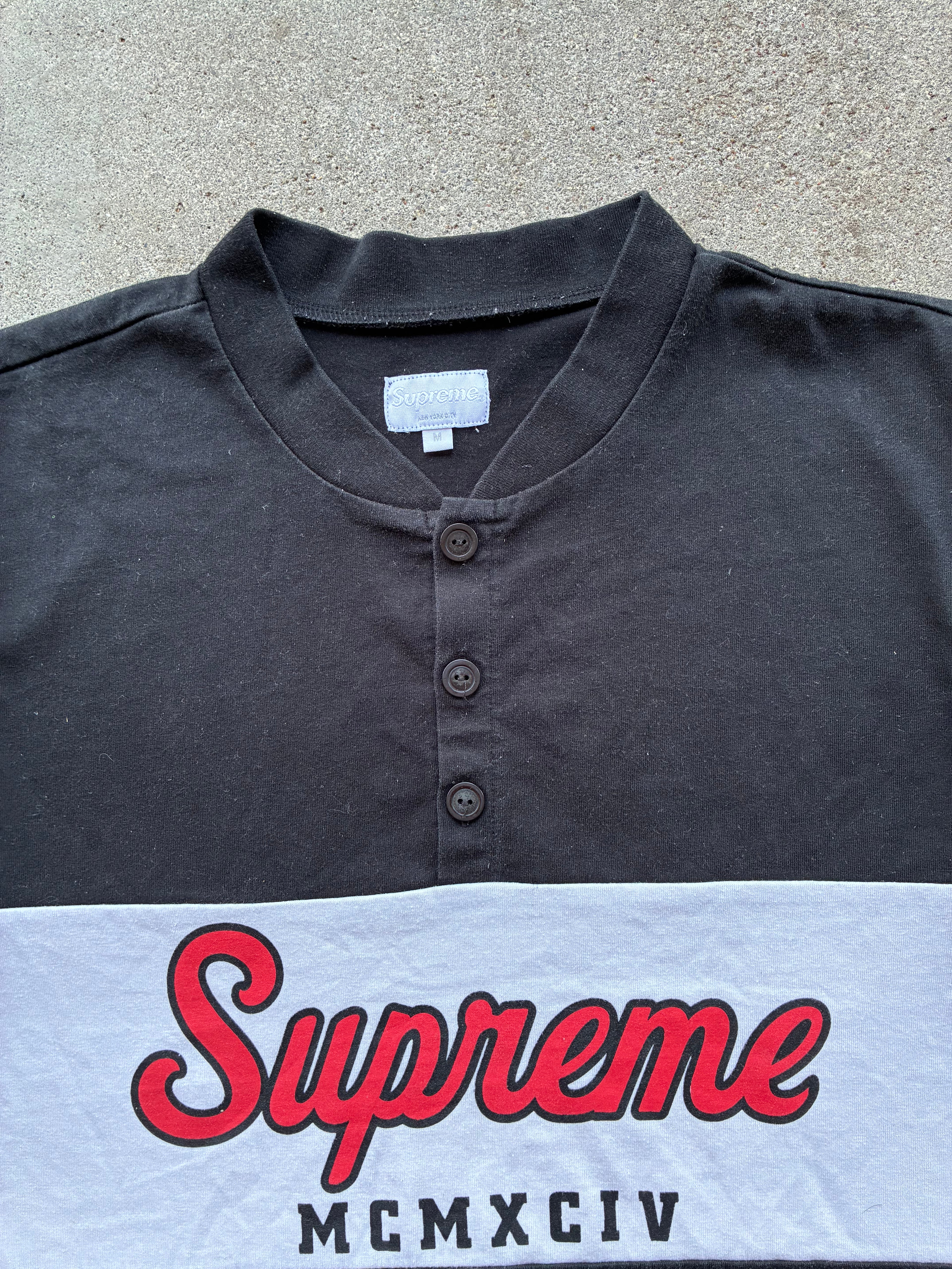 Sort og hvid “SUPREME” polo (M)