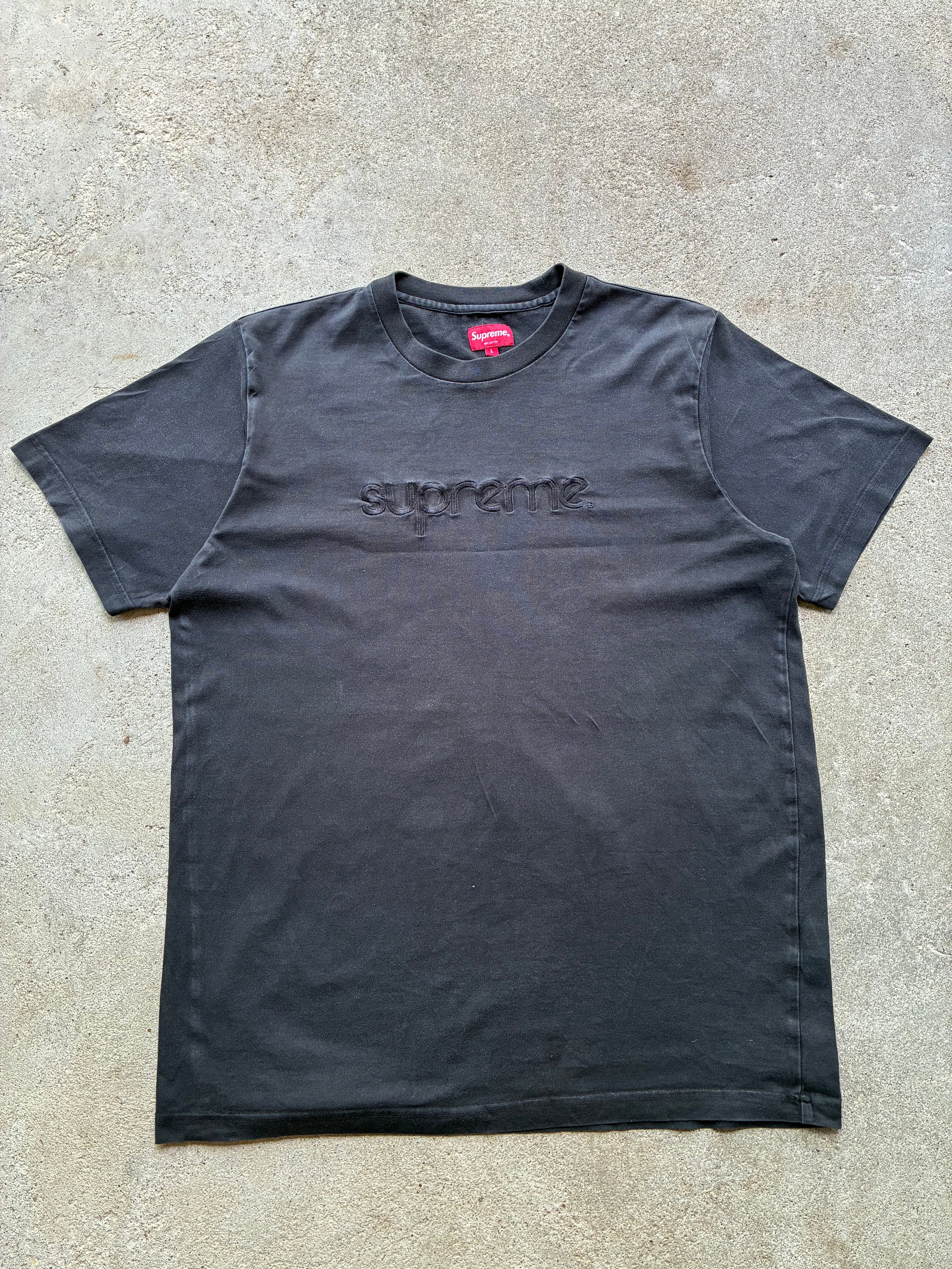 Sort “SUPREME” tee (L)