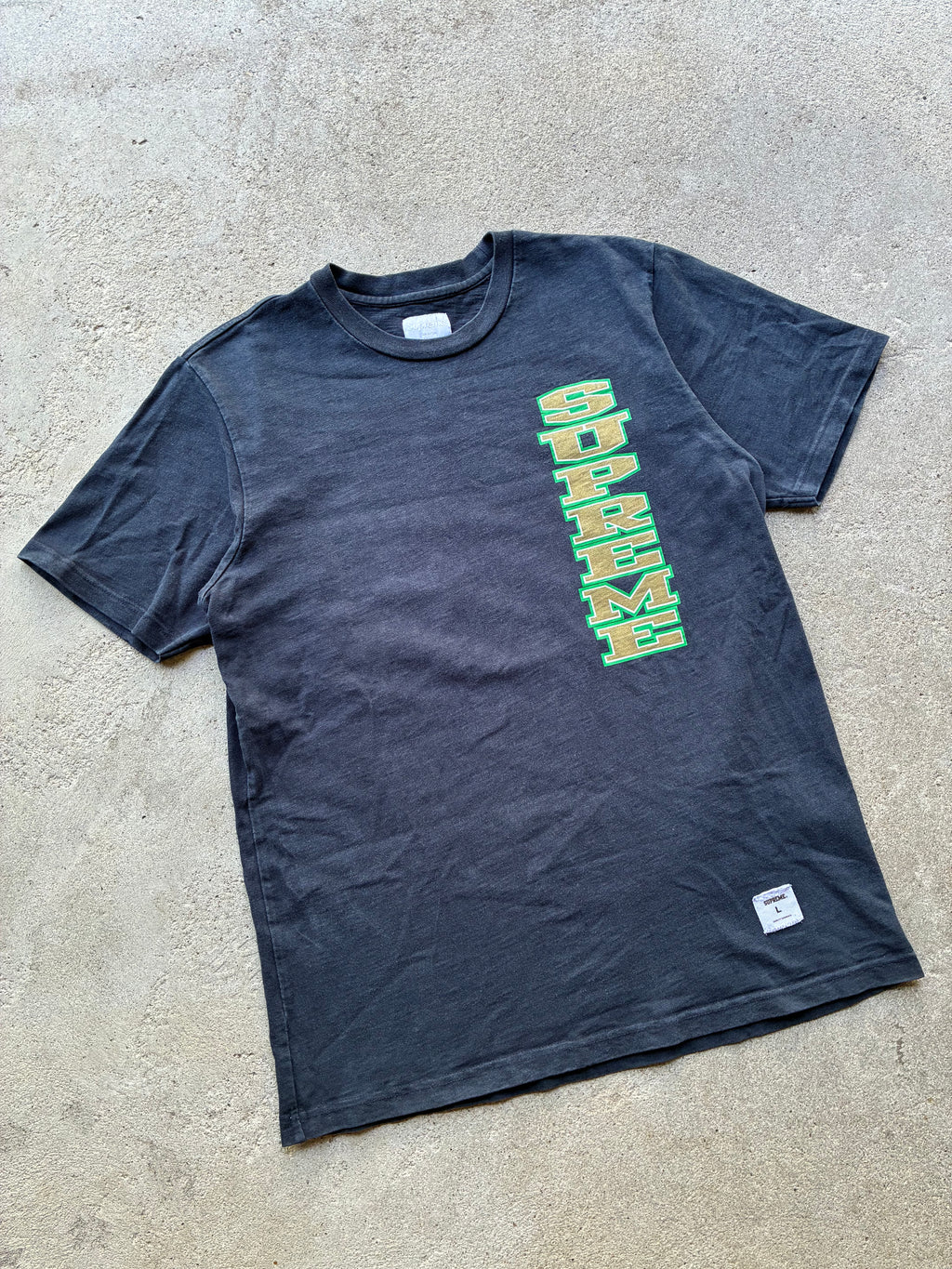Supreme “VERTICAL SPELL OUT LOGO” Tee (L)