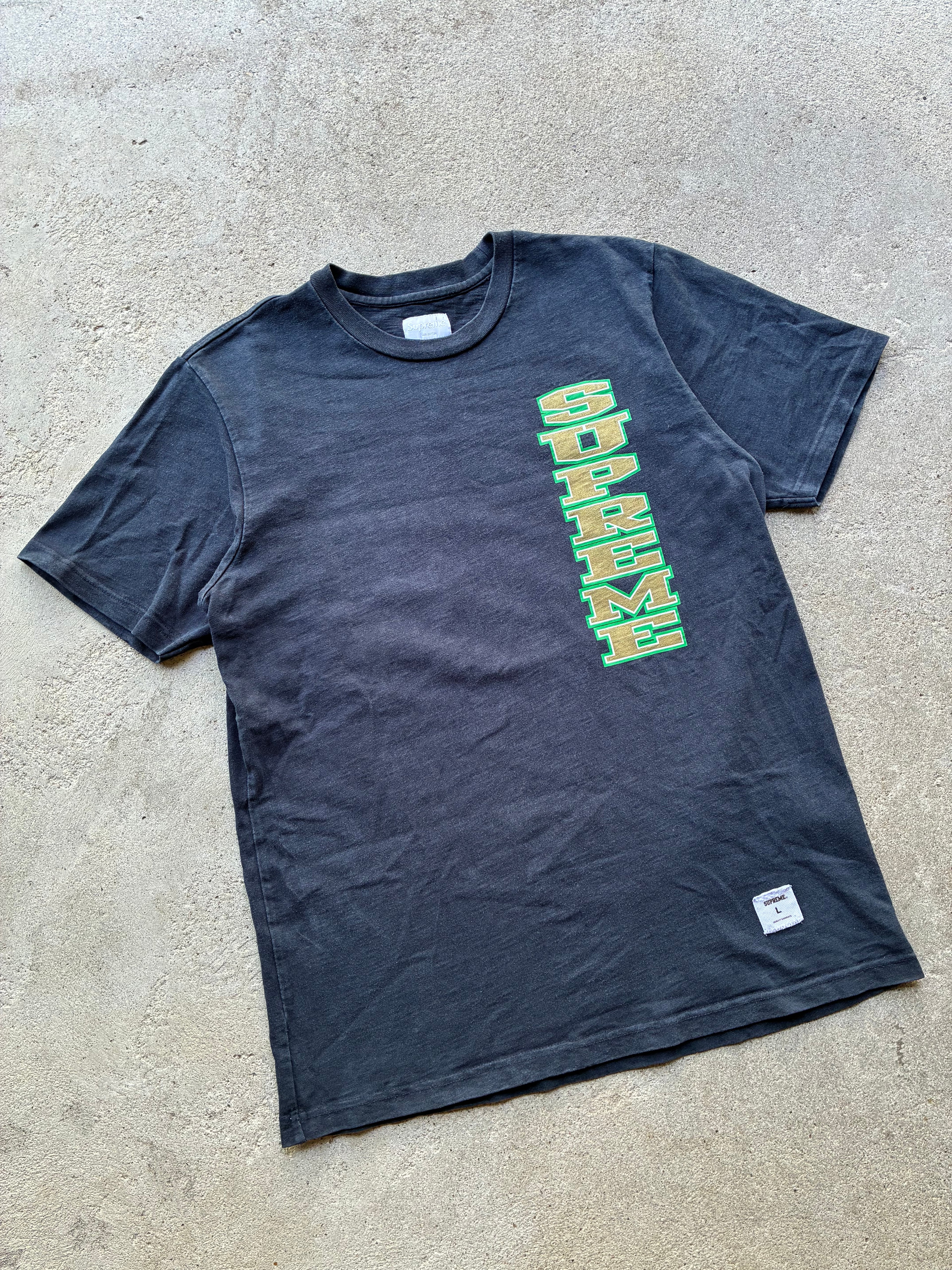 Supreme “VERTICAL SPELL OUT LOGO” Tee (L)