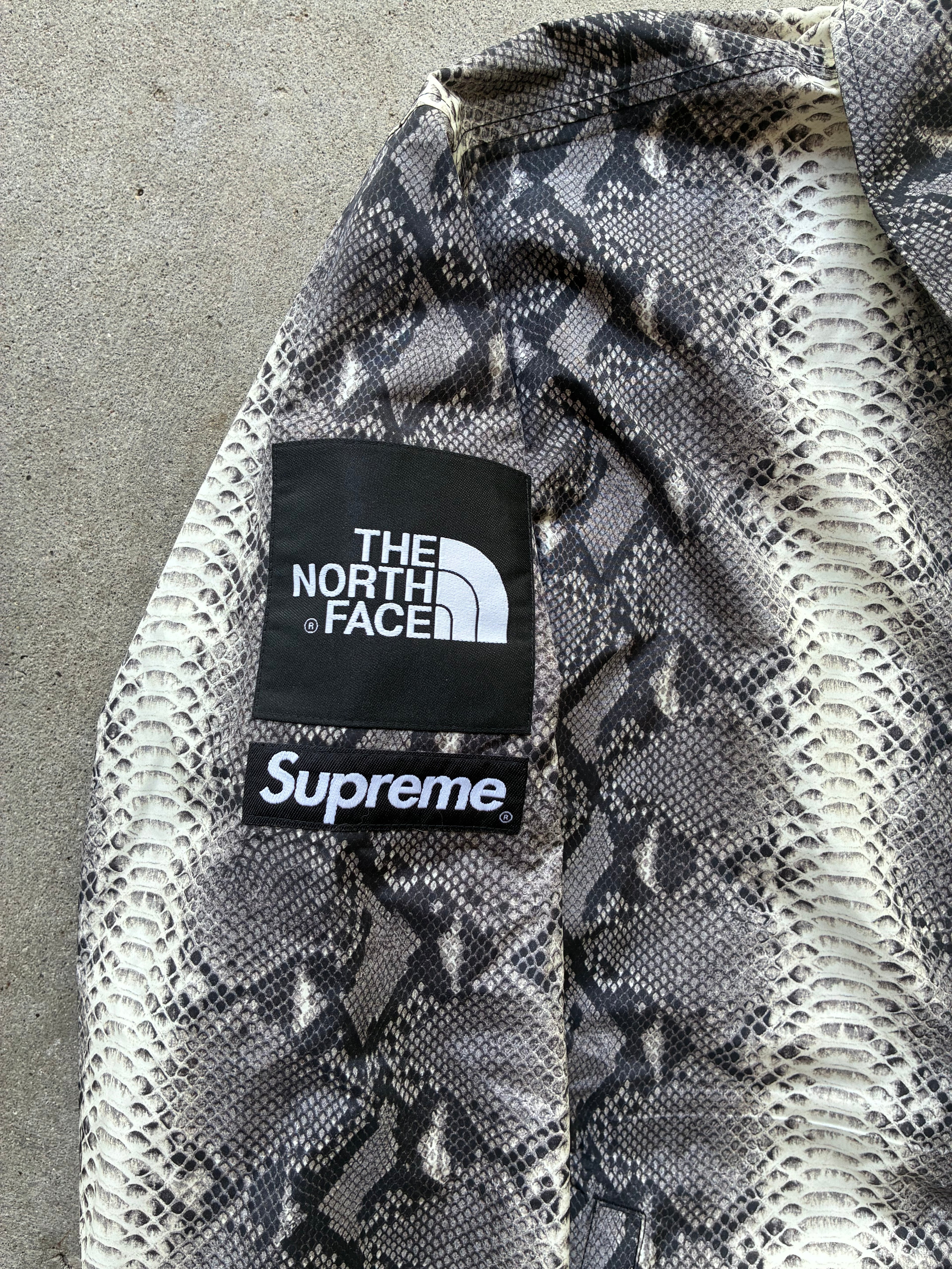 Supreme x The north face “SNAKESKIN” jakke (L)