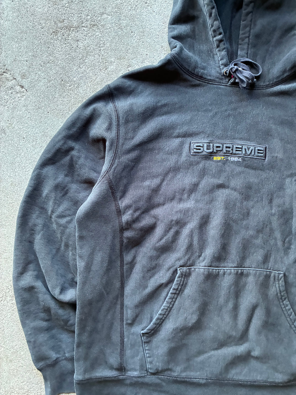 Supreme “EMBOSSED LOGO” Hoodie (L)
