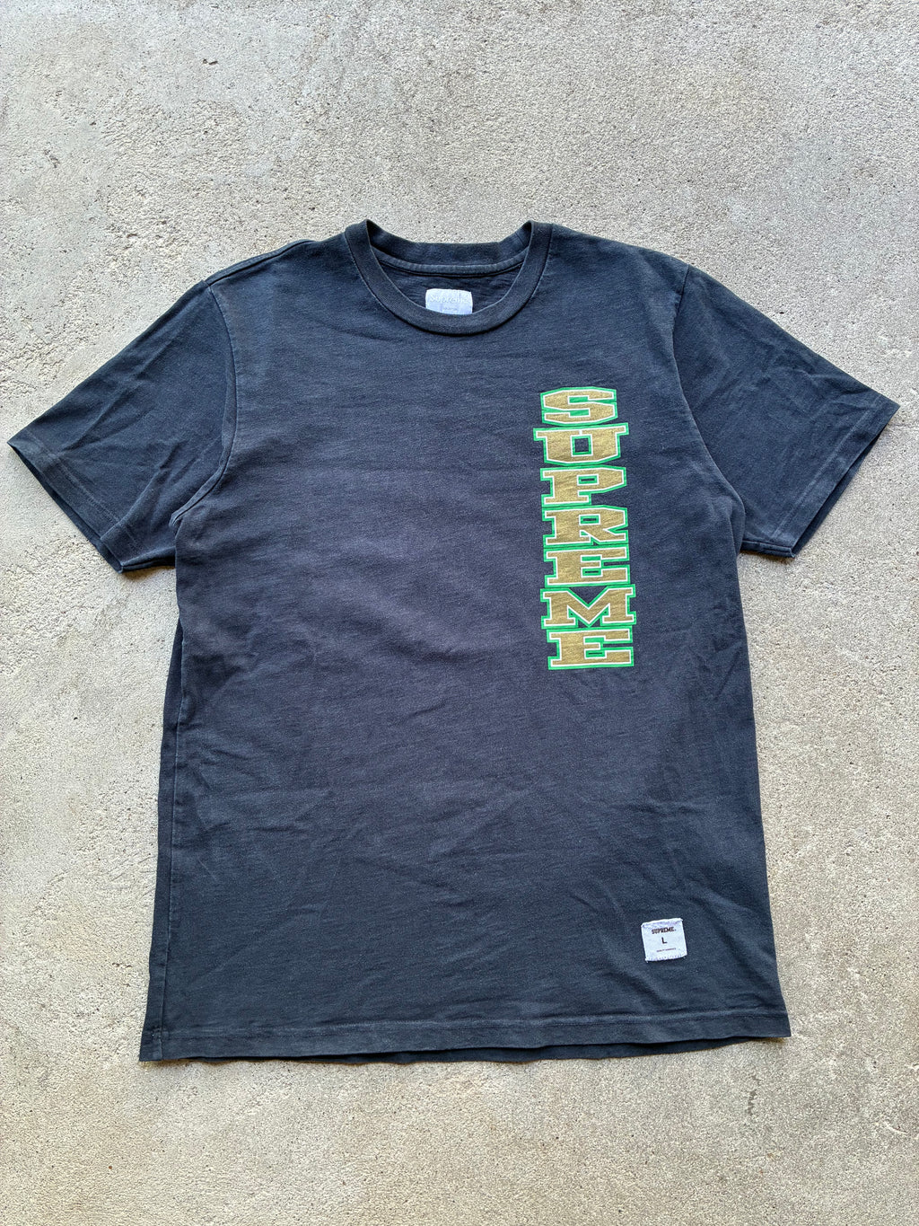 Supreme “VERTICAL SPELL OUT LOGO” Tee (L)