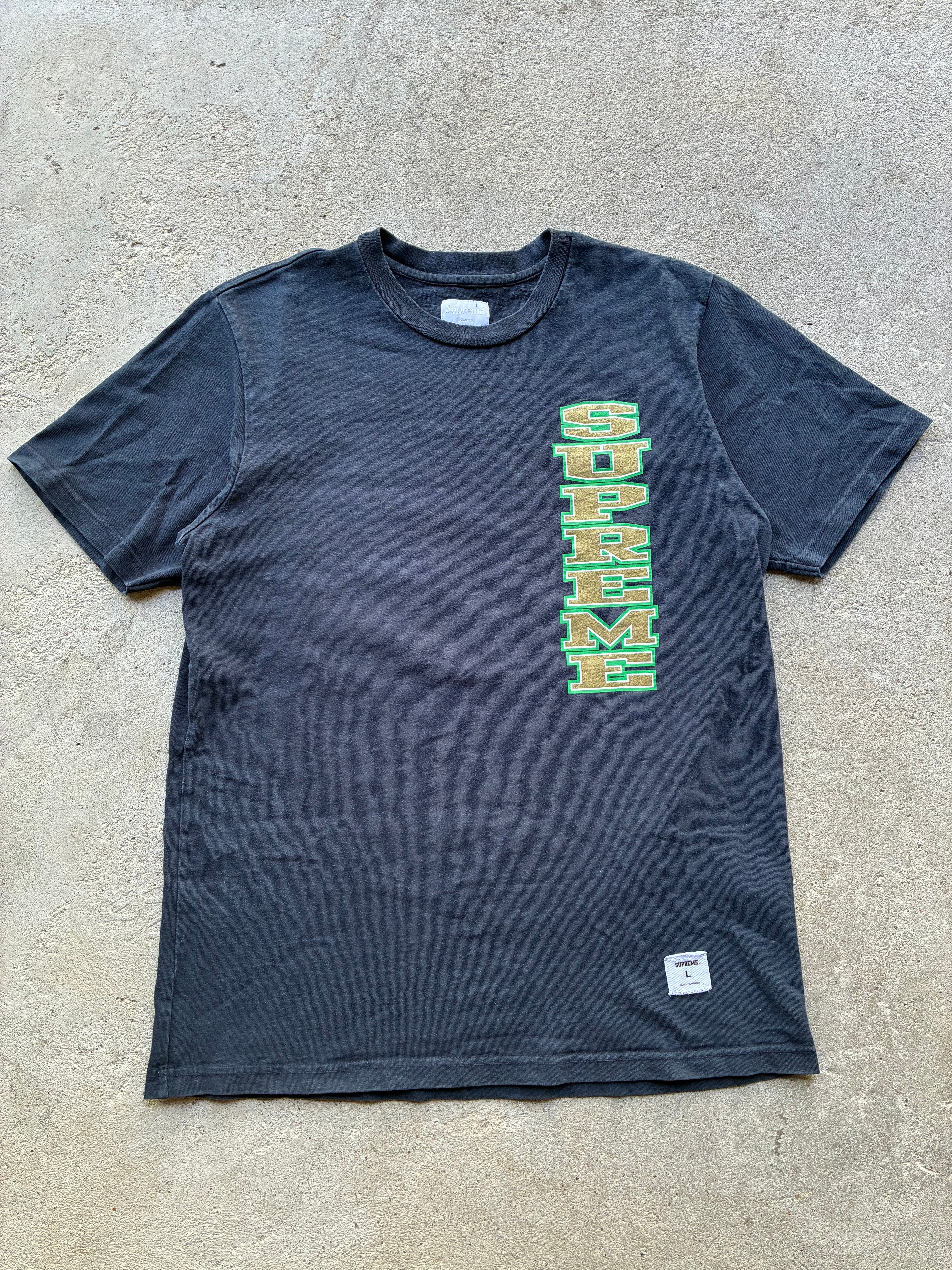 Supreme “VERTICAL SPELL OUT LOGO” Tee (L)