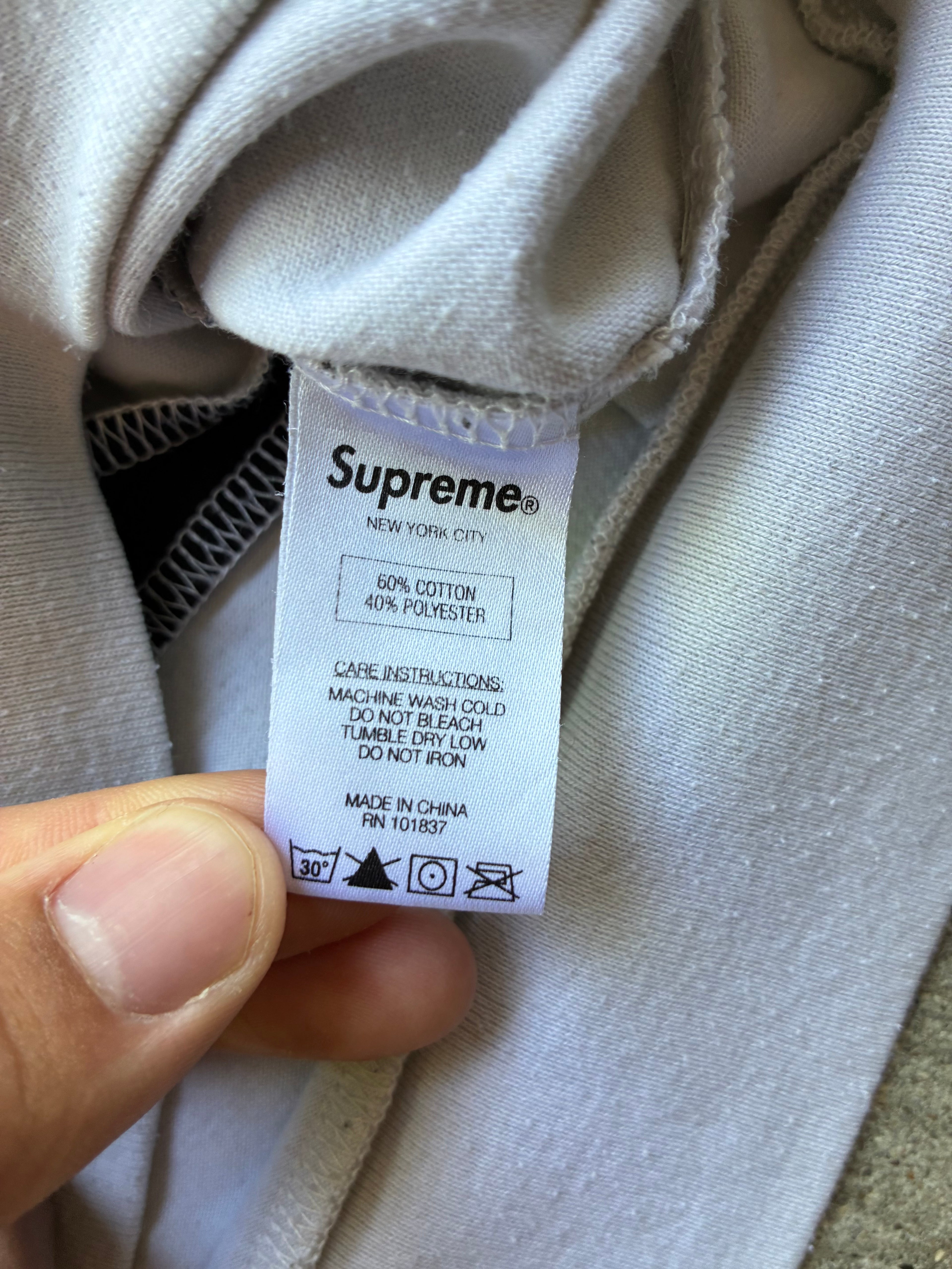 Sort og hvid “SUPREME” polo (M)
