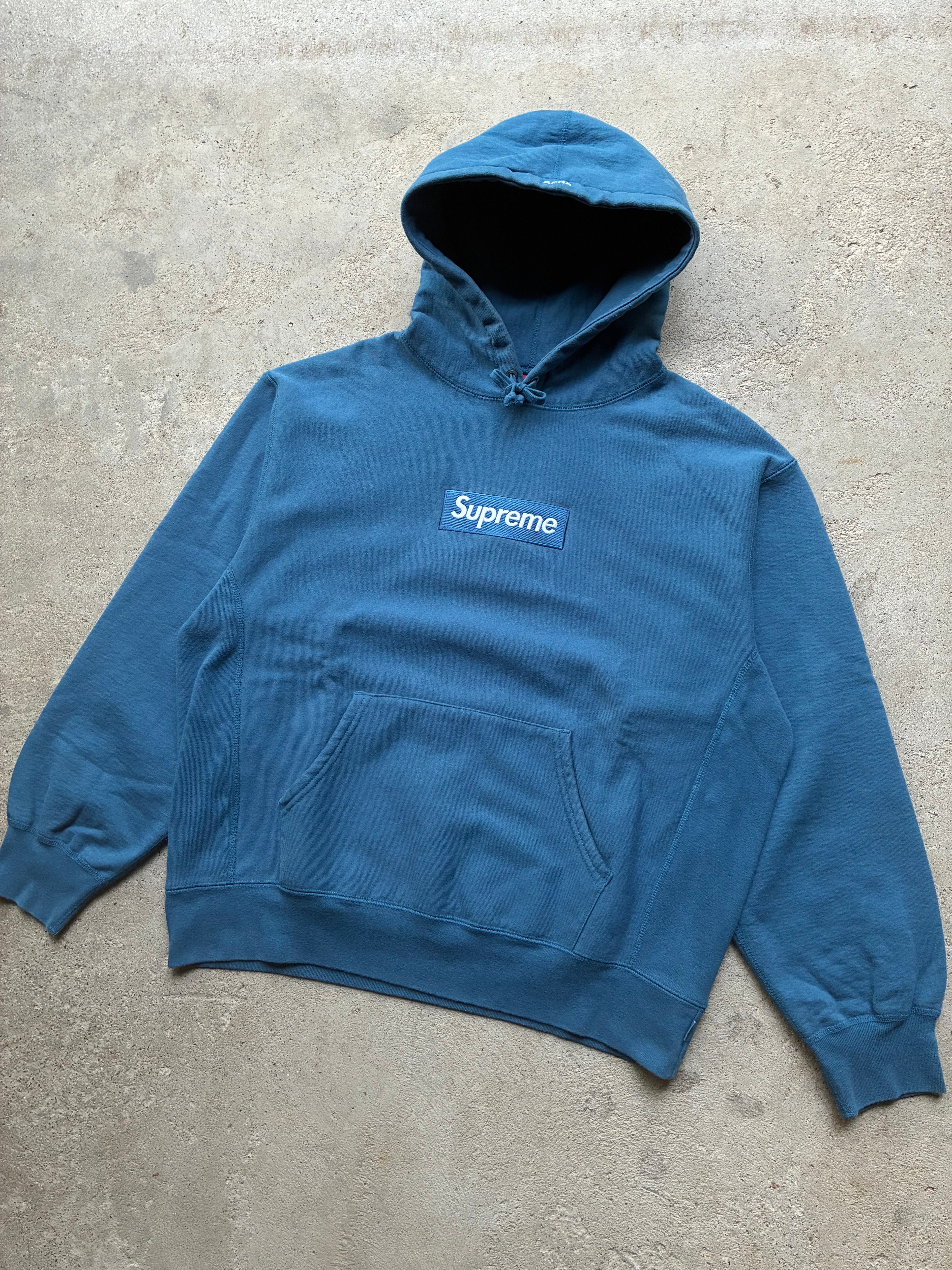 Supreme box logo “FW23 LYSEBLÅ” hoodie (M)