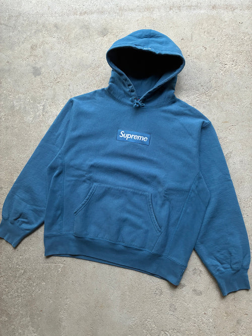 Supreme box logo “FW23 LYSEBLÅ” hoodie (M)