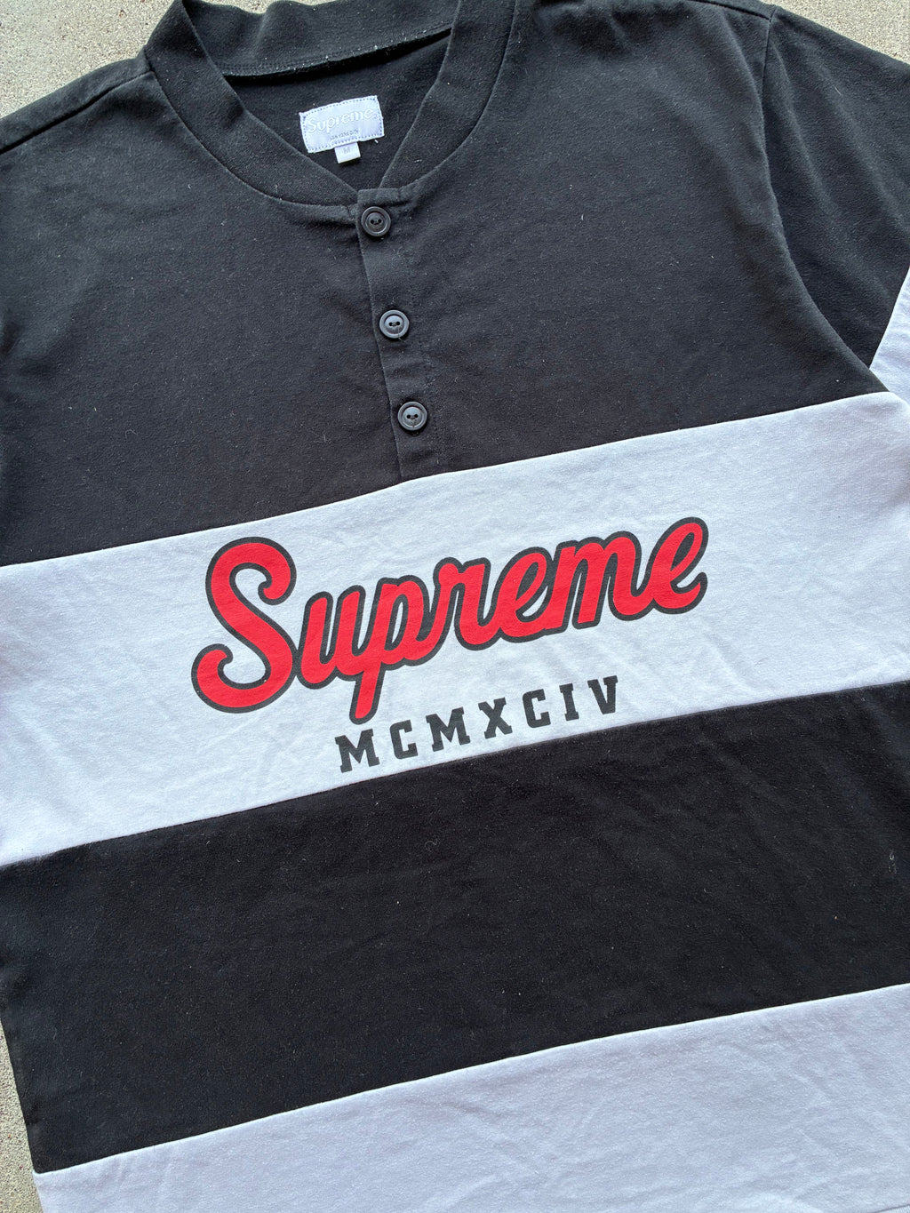 Sort og hvid “SUPREME” polo (M)