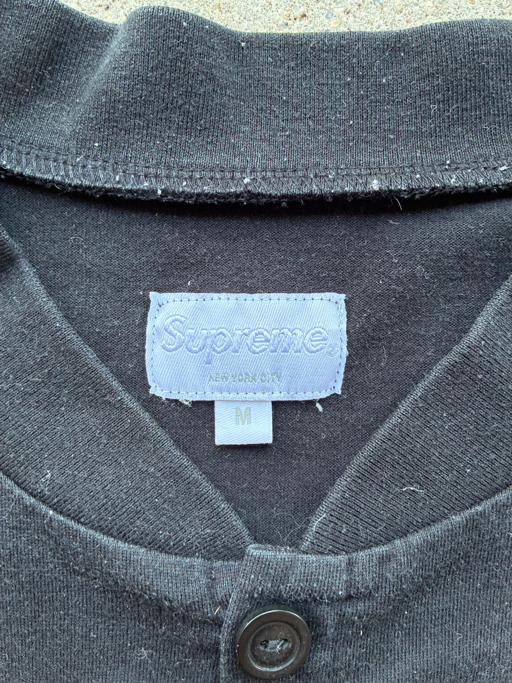 Sort og hvid “SUPREME” polo (M)