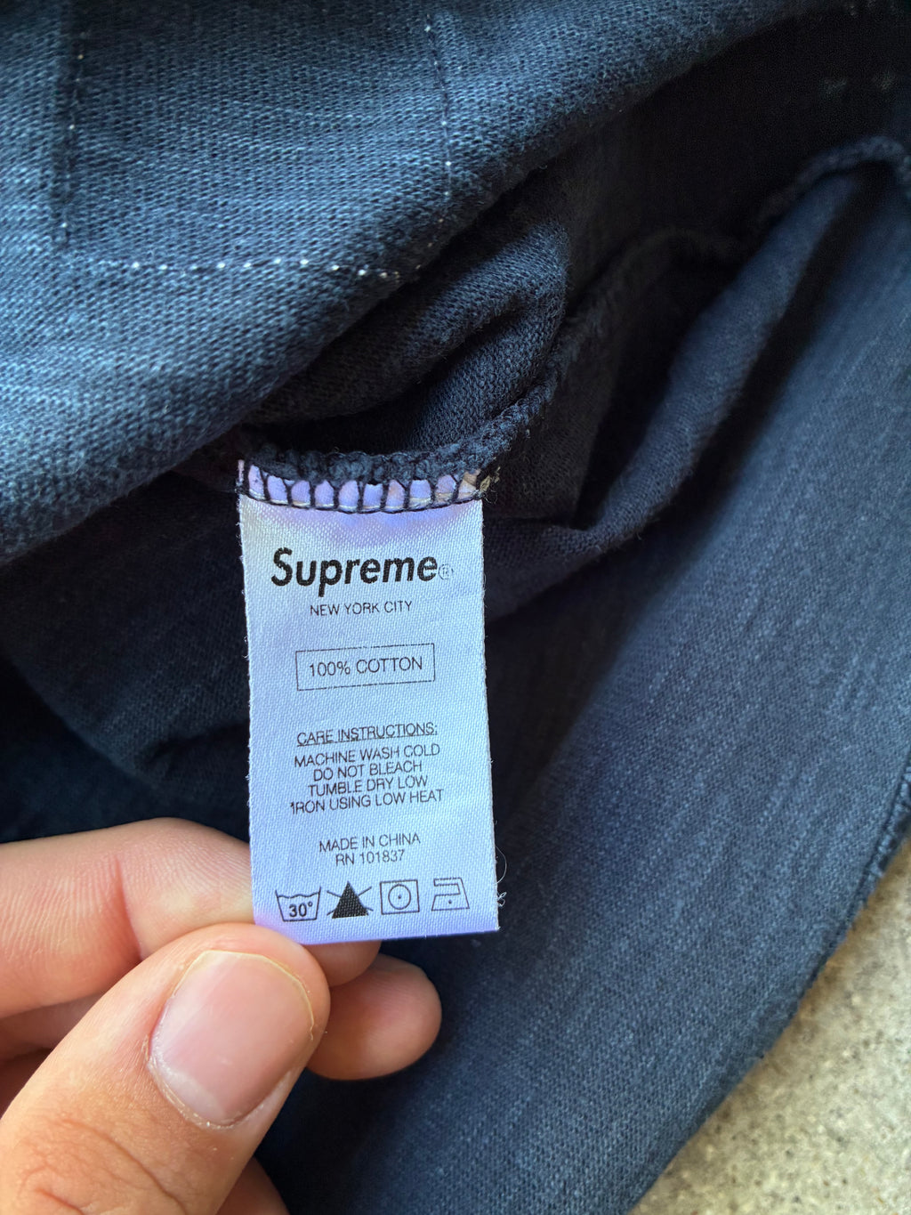Supreme “VERTICAL SPELL OUT LOGO” Tee (L)