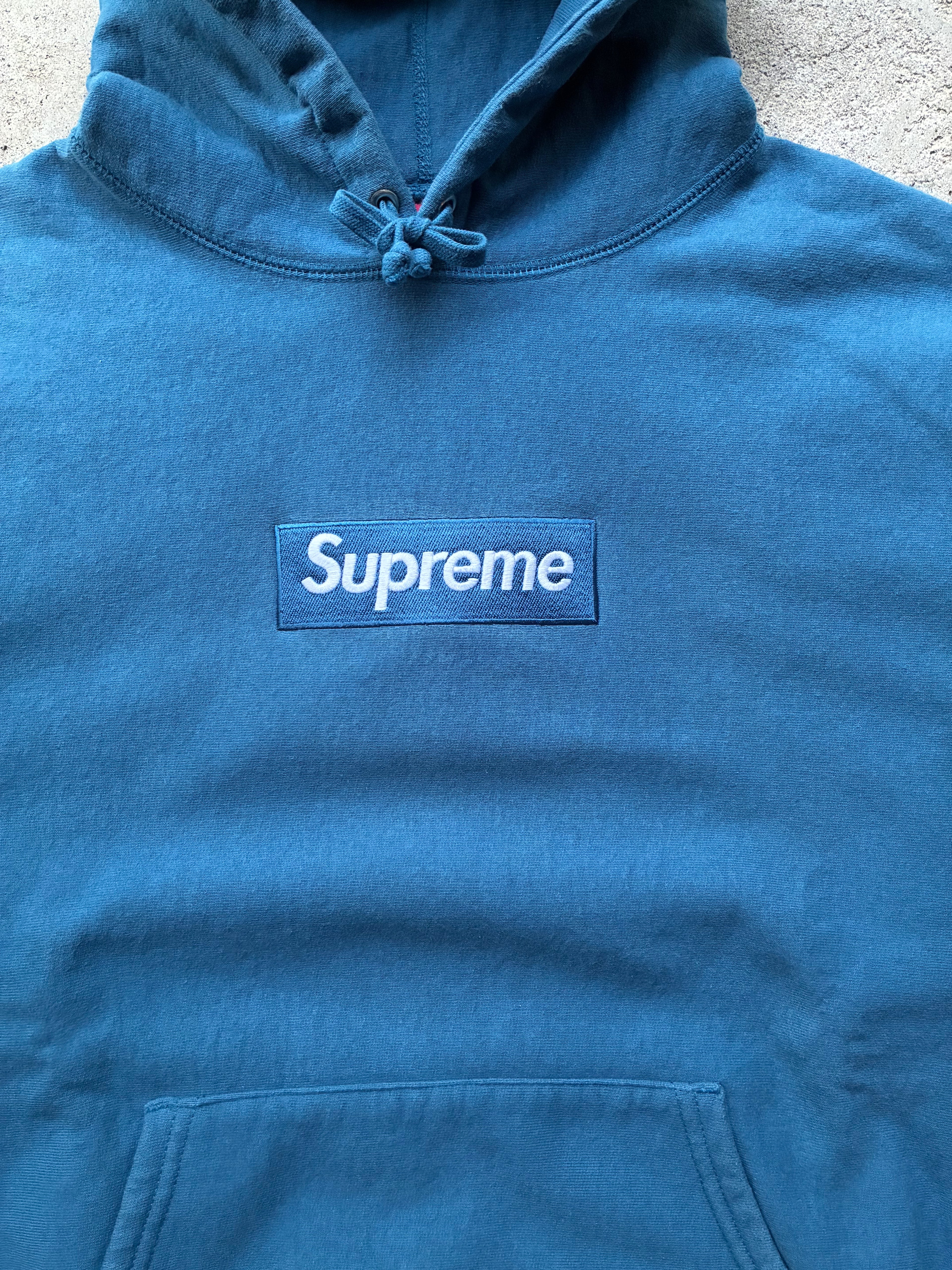 Supreme box logo “FW23 LYSEBLÅ” hoodie (M)