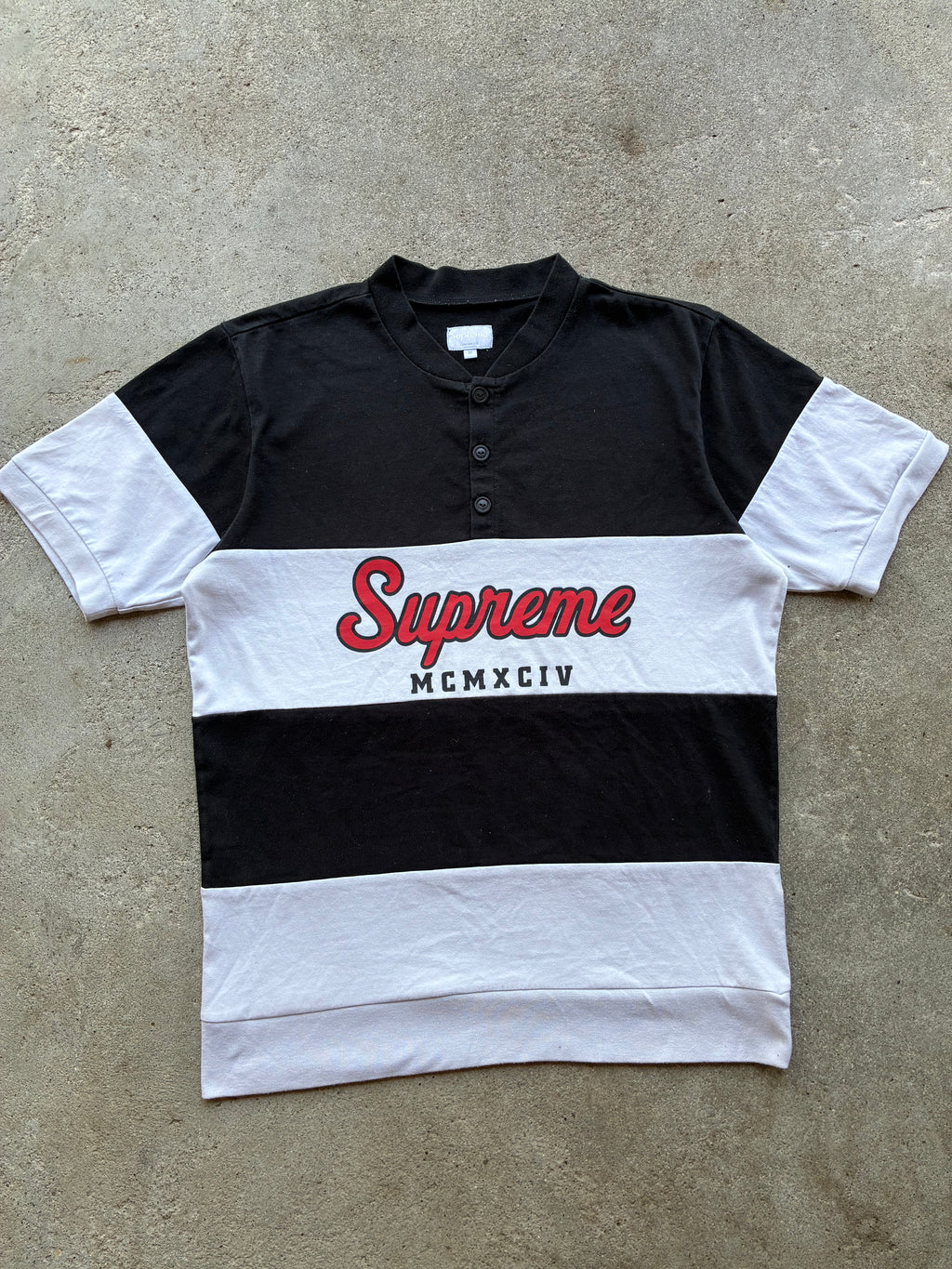 Sort og hvid “SUPREME” polo (M)