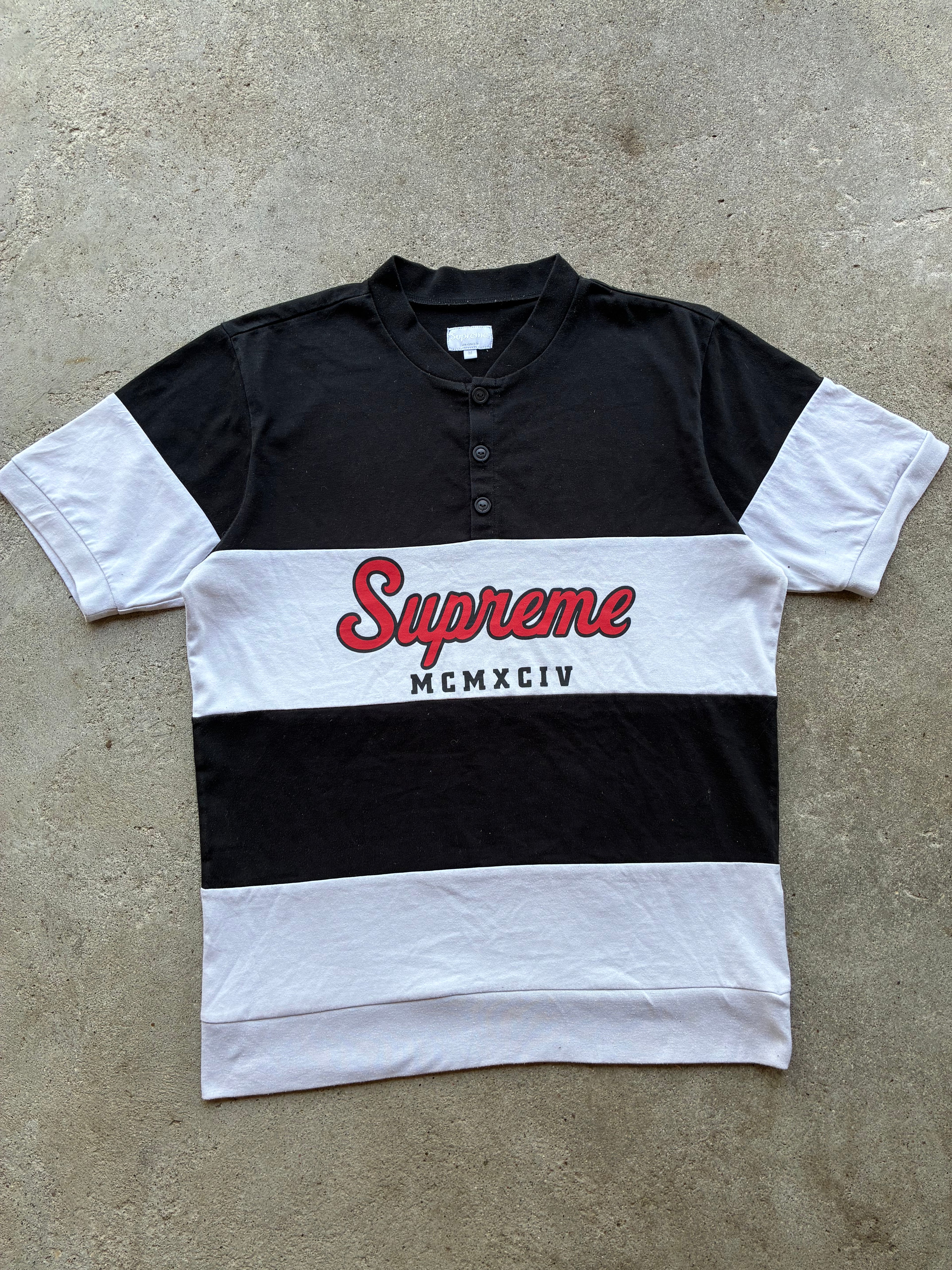 Sort og hvid “SUPREME” polo (M)
